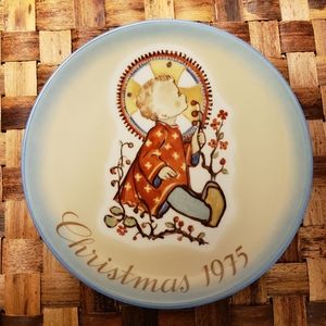 Vintage 1975 Sister Berta Hummel Christmas Plate - "Christmas Child"